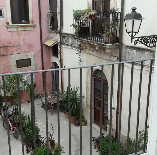 9 House Ortigia *