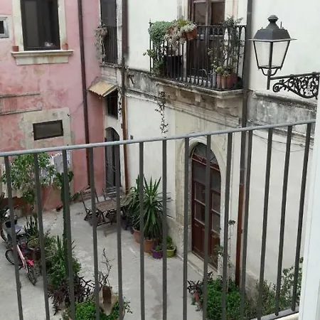 9 House Ortigia *